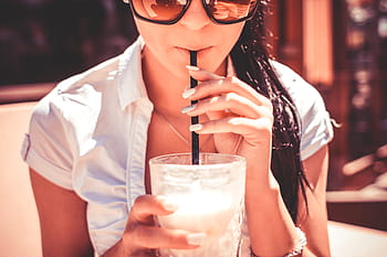 gadis minum milkshake minum, Gadis, Minum, Milkshake, Minuman, Caffe, alkohol, brunette, kafe, kacamata hitam, wanita