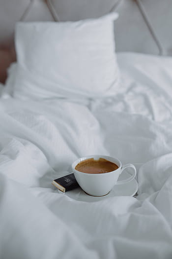 チョコレート、 ベッド、 朝のコーヒー、 ベッドの中で、 白、 コーヒー、 カップ、 朝、 寝具、 シーツ、 ソーサー