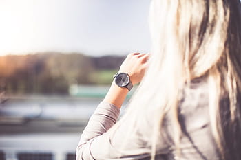 joven, mujer, relojes de moda, disfrutando, gris, moda, relojes, vistas, rubia, descanso, niña