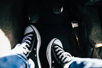 zapatillas negras, zapatillas, mujer, piernas, pies, zapatos, casual, zambullida de abejas, zapato, pie humano, automóvil