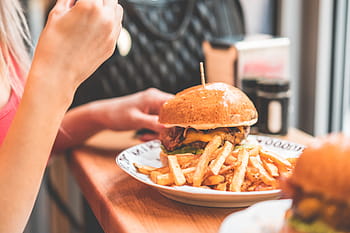 準備、 大きな、 ベーコンハンバーガー、 女性、 食べる、 ハンバーガー、 ベーコン、 ディナー、 ファーストフード、 食品、 食通