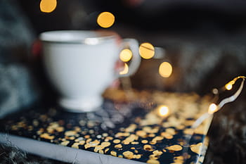 若い、 女性、 家、 hygge本を読んで、 飲んで、 家で、 読書、 Hygge、 本、 屋内、 フェミン