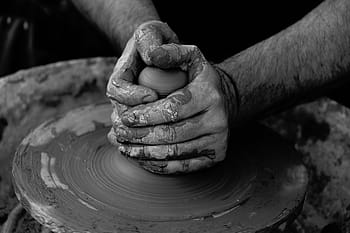 fotografie ve stupních šedi, hrnce, umění, jíl, hrnčířství, lidé, umělec, ruce, sochař, Černý a bílý, ve stupních šedi