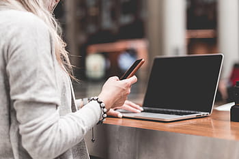 usando, trabajando, remotamente, mujer, teléfono inteligente, trabajando remotamente, computadora portátil, negocios, escritorio, niña, iphone
