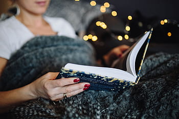 若い、 女性、 家、 hygge本を読んで、 飲んで、 家で、 読書、 Hygge、 本、 屋内、 フェミン