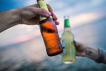 mělký, zaostřovací fotografie, skleněné láhve, dva, sklenka, lahví, pivo, alkohol, Na zdraví, nápoje, ruce