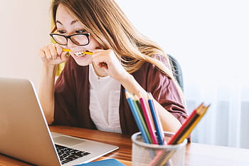donna, indossare, rosso, giacca, apprendimento, Marrone, di legno, tavolo infront, macbook d'argento, il computer portatile, formazione scolastica