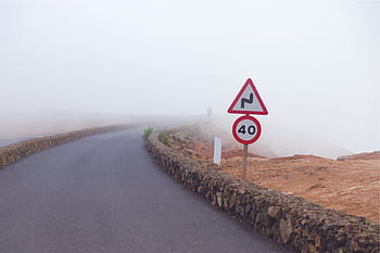 foto da paisagem, estrada, cinza, concreto, sinalização, nevoeiro, sinais, limite de velocidade, pavimento, sinal de aviso, perigo