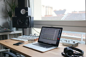macbook, pro, asztal, mellett, fejhallgató, közel, fekete, okostelefon, hivatal, munka, üzleti