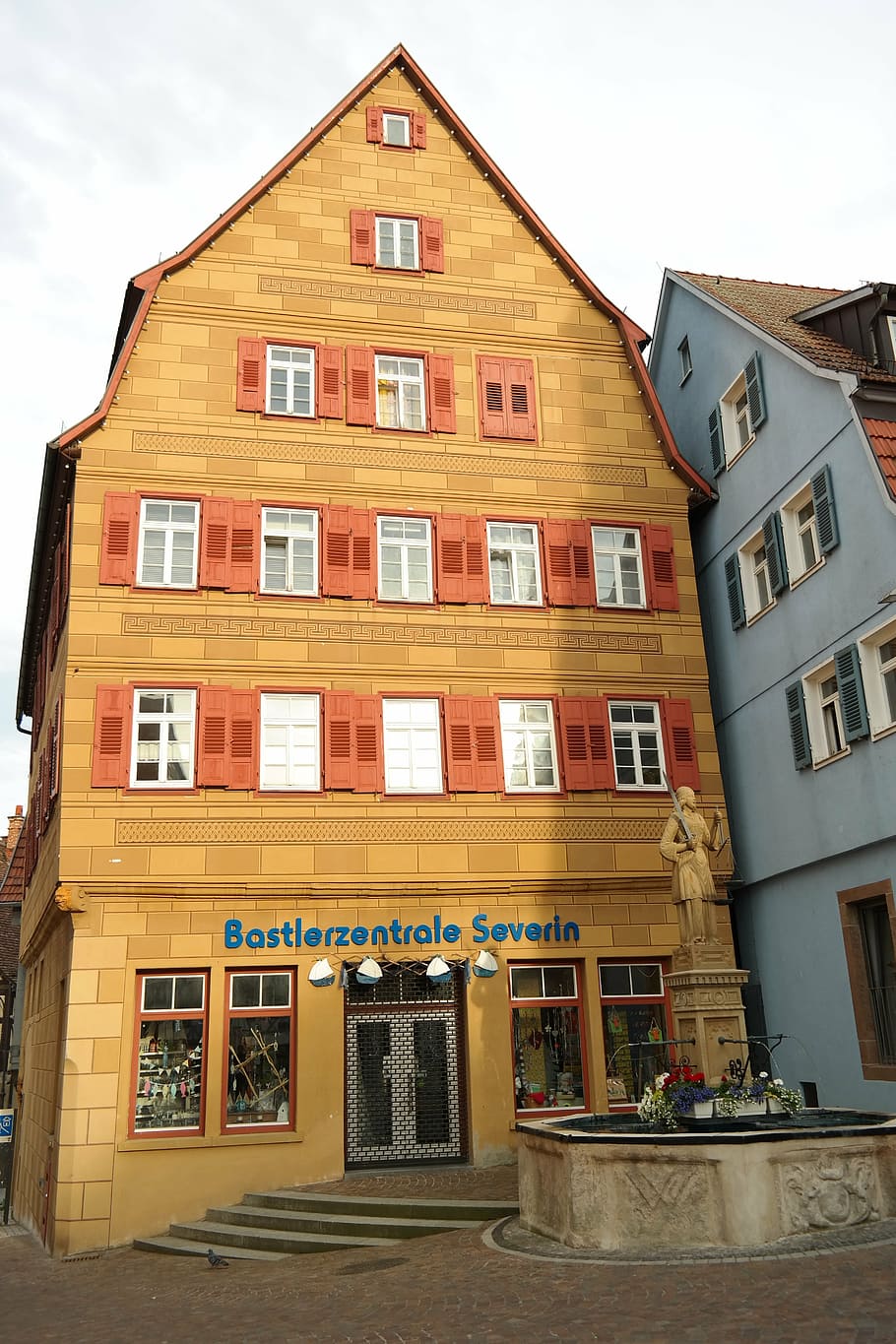 waiblingen, stadtmitte, centrum, město, waiblinger downtown, v centru města, historické staré město, fachwerkhaus, justizia, postava, žena