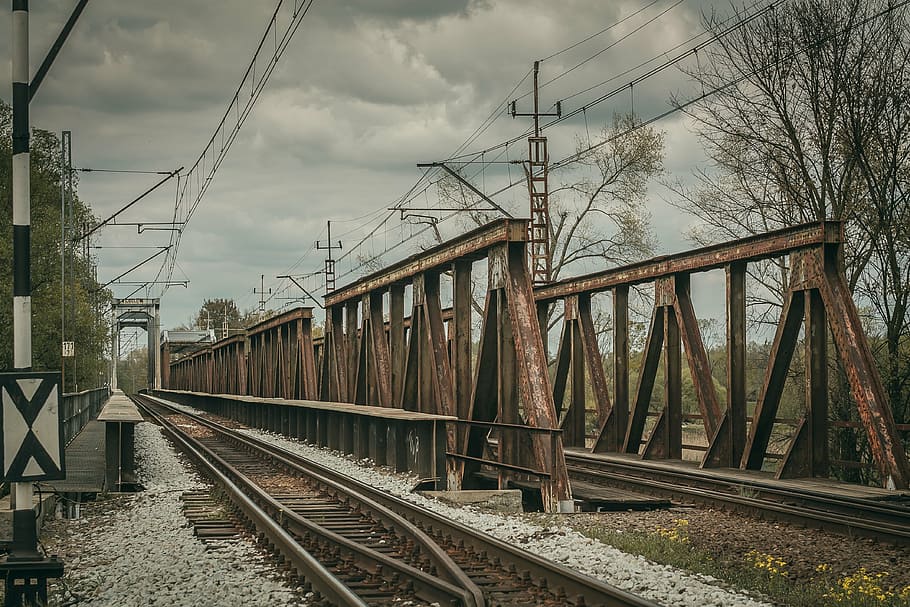 zrezivělý, hnědý, kovový most, kolejnic, zataženo, nebe, během dne, stopy, trakce, železnice, železniční most
