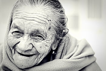 fotografie ve stupních šedi, žena, usmívající se, starý, senior, ženský, starší, v důchodu, babička, usměj se, stárnutí