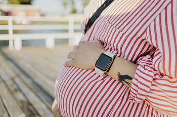 smartwatch, grávida, mulher, gravidez, abdômen, tatuagem, barriga, vestido, vermelho, pulseiras, relógio maçã
