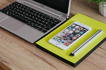laptop perak acer, putih, notepad, kayu, meja, Perak, Acer, laptop, Apple putih, Apple iPhone, Apple