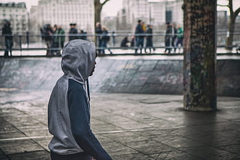 mladý, muž, nošení, s kapucí, horní, stojí, Londýn, Anglie, Jižní břeh, Londýn, Anglie, lidé