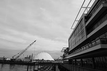 fotografie ve stupních šedi, stavba budovy, šedá, stupnice, fotografování, vysoký, vzestup, budova, u, tělo, voda