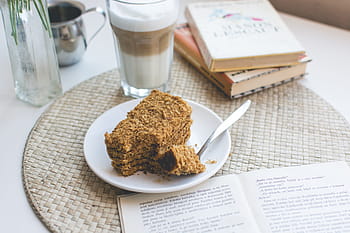 ＆、 コーヒー、 アンペア、 甘い、 ケーキ、 休憩、 本、 カフェ、 食通の食事、 お腹がすいた、 おいしい