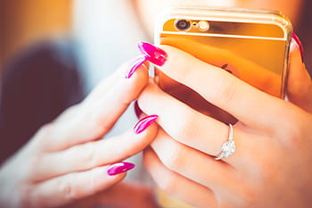 muda, wanita, menggunakan, smartphone emas, Emas, Smartphone, aplikasi, cantik, kafe, close up, tangan