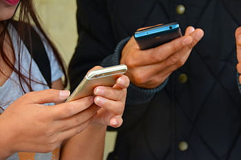 dva, osoba, hospodářství, smartphony, psaní, mobilní telefony, ruce, text, telefon, mobilní, pohybliví, buňka