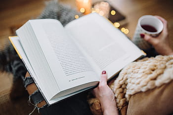 mulher bebendo chá, livro de leitura, mulher, bebendo, chá, fêmea, casa, livro, leitura, tempo, travesseiros