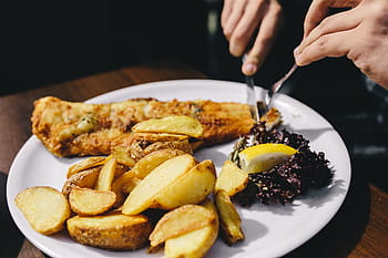 reastaurant :, Jantar, Peixe, Assado, Batatas, Fresco, Salada grega, legumes, comer, almoço, refeição