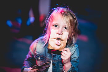 dívka hospodářství fotografie, lidé, dítě, ruka, obrázek, fotografie, temný, noc, denim, pití, blonďaté vlasy