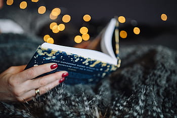 若い、 女性、 家、 hygge本を読んで、 飲んで、 家で、 読書、 Hygge、 本、 屋内、 フェミン