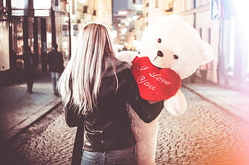 muda, wanita, besar, valentine, hari, hadiah, teddy, bear, Memegang, Valentine's Day, Teddy Bear