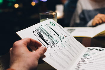 la scelta, menu, bar, avvicinamento, mani, ristorante, persone, documento, mano umana, uomini, detenzione