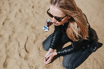 joven, mujer, vistiendo, chaqueta de cuero, gafas de sol, playa, en la playa, hembra, niña, arena, verano