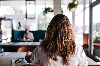 jovem, mulher, trabalhando, café, caucasiano, fêmea, escritório, espaço de trabalho, local de trabalho, computador, macbook