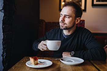 elegan, berpakaian, pria sititng, cafe, muda, pria, kaukasia, interior, kopi, istirahat, kota