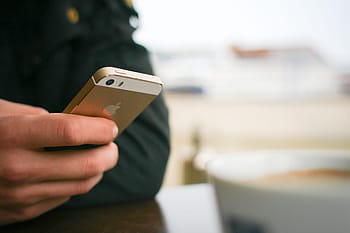 iphone 5sの裏側、 iPhone 5S、 裏側、 カフェ、 ゴールド、 iphone、 テキスト用のスペース、 携帯電話、 テクノロジー、 スマートフォン、 電話