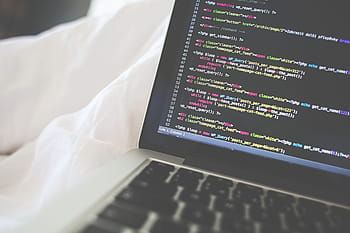 programowanie poranne, leniwy, ranek, programowanie, łóżko, sypialnia, kod, kodowanie, html, laptop, macbook