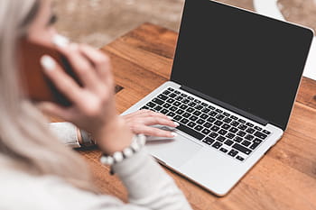 trabajando, de forma remota, mujer, llamando, trabajando de forma remota, computadora portátil, agencia, negocio, cafetería, computadora, contacto