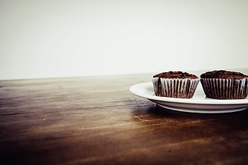 zwei, Schokoladen Cupcakes, Weiß, Teller, braun, Tabelle, Schokolade, Cupcake, Lebensmittel, Dessert, kopieren sie platz