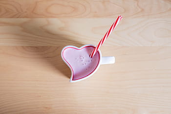 milkshake stroberi, jantung, berbentuk, Strawberry, Milkshake, Indah, Berbentuk Hati, Piala, pasangan, meja, minum