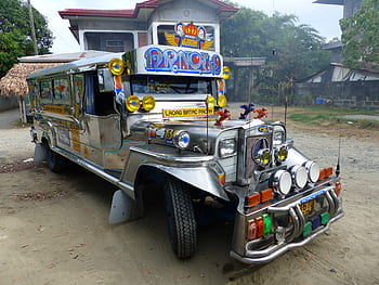 Jeepney filippino, jeepney grigio, Trasporto filippino, jeepney colorato, Scena rurale filippina, Jeepney tradizionale, Decorazione di jeepney, Villaggio filippino, Vista frontale di jeepney, design di jeepney, Cultura filippina
