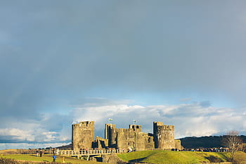 šedý betonový hrad, šedá, beton, hrad, zelená, tráva, cesta, vlajka, pól, budova, struktura