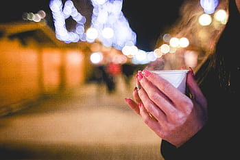 クリスマスマーケットの時間、 クリスマスマーケット、 時間、 クリスマス、 女の子、 夜、 パンチ、 テキスト用のスペース、 ワイン、 デフォーカス、 アウトドア