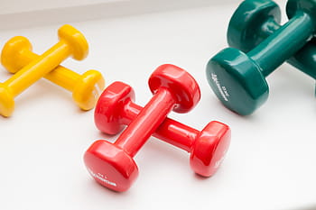 drei, Paare, farblich abgestimmte Kurzhanteln mit festem Gewicht, Hanteln, Farbe, rot, bunt, Gelb, Grün, Physiotherapie, Sport