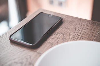 木製、 テーブル、 ブラック、 スマートフォン、 木製テーブル、 カフェ、 デスク、 iPhone、 レザーケース、 モバイル、 レストラン