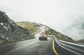 Coches deportivos, mojado, carretera de montaña, lluvioso, clima, automóviles, nubes, niebla, colinas, montañas, naturaleza