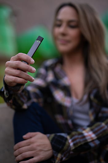 vaping, ragazza che vaping juul, Juul, ecig, nicotina, tabacco, e-succo