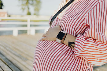 smartwatch, grávida, mulher, gravidez, abdômen, tatuagem, barriga, vestido, vermelho, pulseiras, relógio maçã