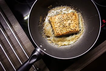 フライパンで焼いたサーモンステーキの切り身、 パンのたたき、 サーモン、 ステーキ、 フィレ、 料理、 魚、 食品、 食通、 グリル、 サーモンのグリル