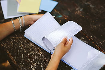 日記、 テーブル、 女性の読書、 女性、 本、 ノート、 手、 読書、 思い出、 ジャーナル、 回顧録