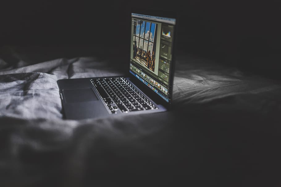 noc, úprava fotografie, macbook, v noci, úpravy, fotografie, technologie, laptop, počítač, lůžko, ložnice