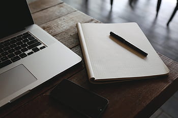 macbook, pro, barna, asztal, fekete, labda, toll, felső, fehér, könyv, hordozható számítógép