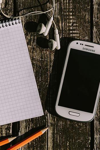 smartphone, vários, itens, de madeira, fundo, branco, móvel, bloco de notas, pranchas, fones de ouvido, telefone inteligente